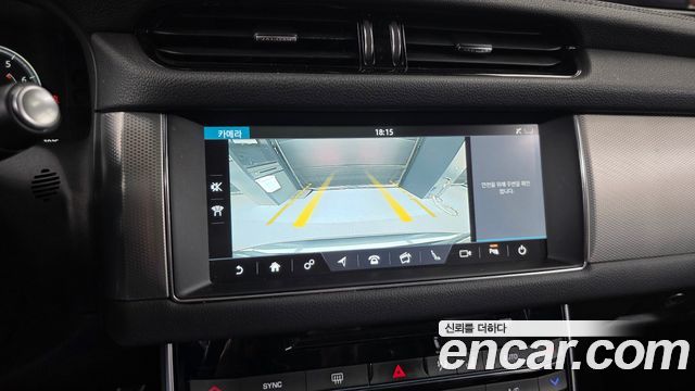 Jaguar XF 2018 — photo 15