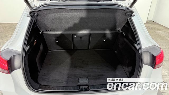 Mercedes-Benz GLA-Class 2023 — photo 11