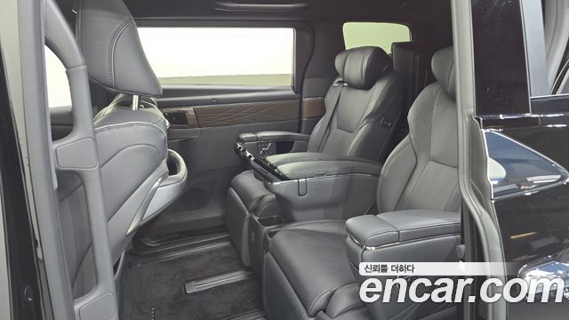 Toyota Alphard 2024 — photo 17