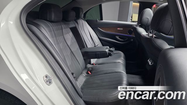 Mercedes-Benz E-Class 2019 — photo 18