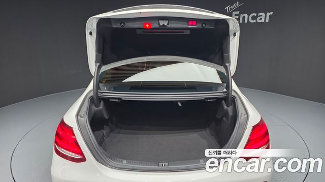 Mercedes-Benz E-Class 2019 — photo 26