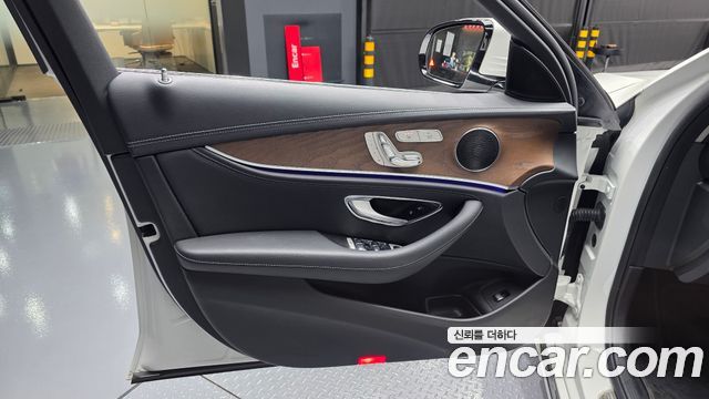 Mercedes-Benz E-Class 2019 — photo 14