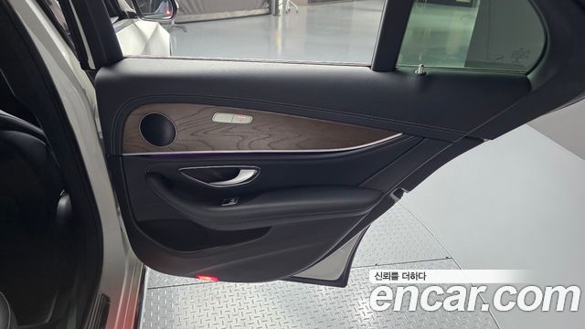 Mercedes-Benz E-Class 2019 — photo 15