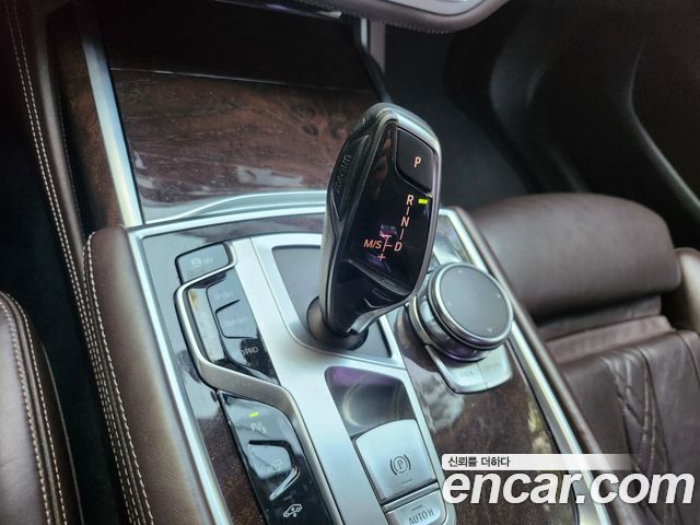 BMW 7-Series 2016 — photo 9
