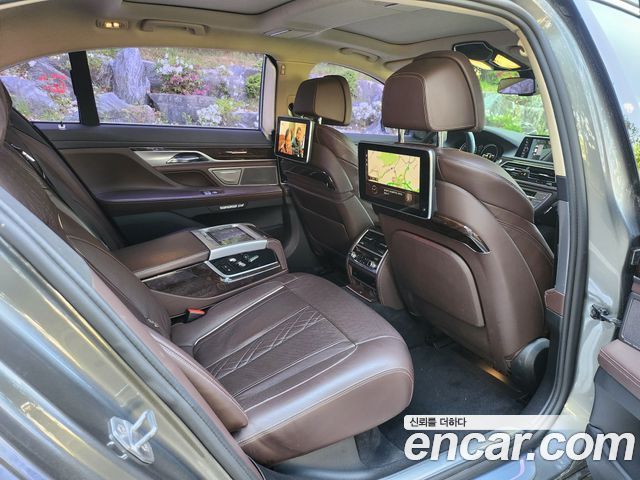 BMW 7-Series 2016 — photo 10