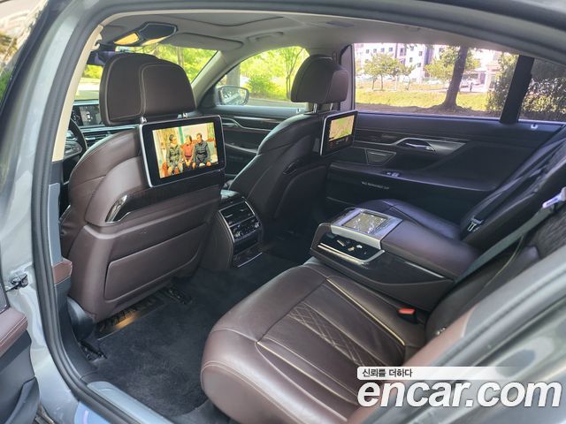 BMW 7-Series 2016 — photo 11