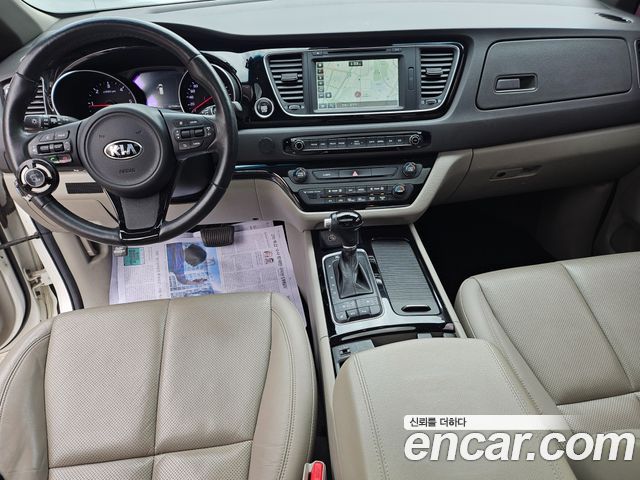 Kia Canival 2015 — photo 17
