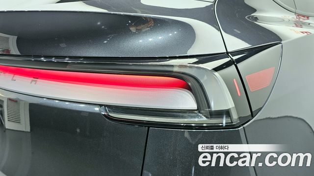 Tesla Model Y 2025 — photo 9