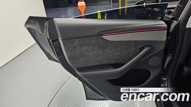 Tesla Model Y 2025 — photo 15