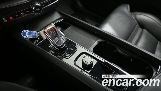 Volvo XC60 2022 — photo 12