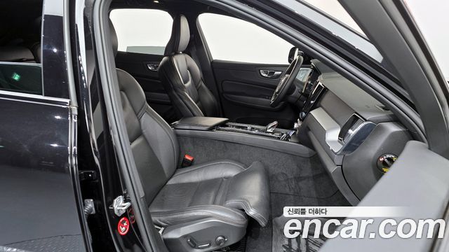 Volvo XC60 2022 — photo 16