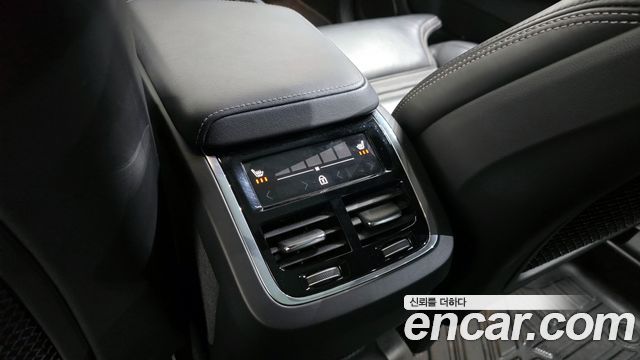 Volvo XC60 2022 — photo 28