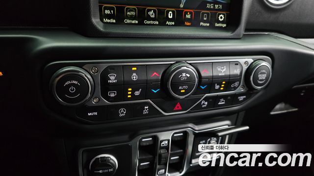 Jeep Wrangler 2023 — photo 25