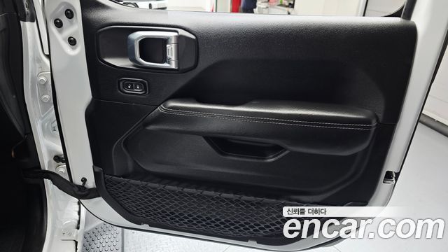 Jeep Wrangler 2023 — photo 15