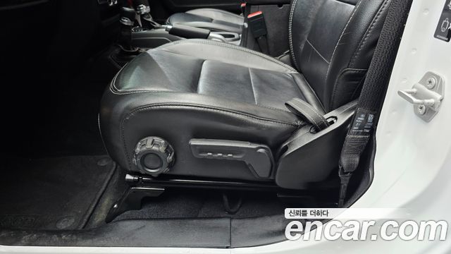 Jeep Wrangler 2023 — photo 29