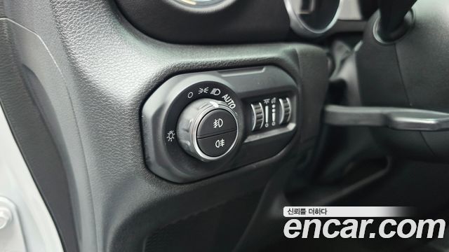 Jeep Wrangler 2023 — photo 30