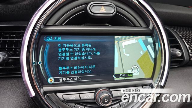 Mini Cooper Convertible 2018 — photo 18