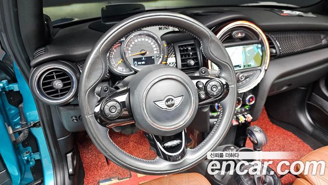 Mini Cooper Convertible 2018 — photo 20