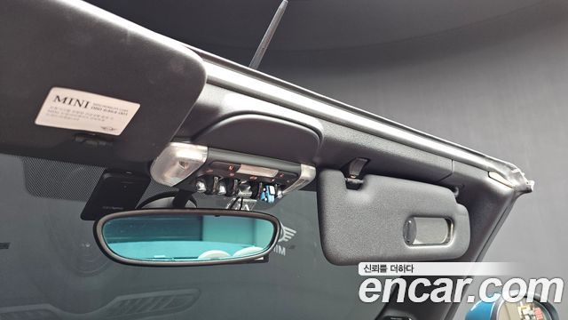 Mini Cooper Convertible 2018 — photo 22