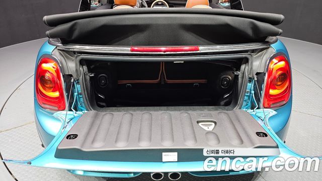 Mini Cooper Convertible 2018 — photo 24