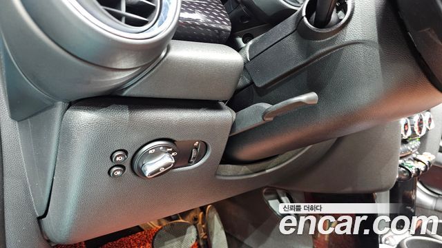 Mini Cooper Convertible 2018 — photo 25