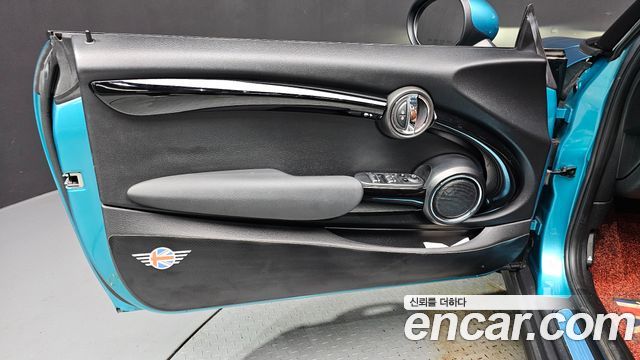 Mini Cooper Convertible 2018 — photo 15
