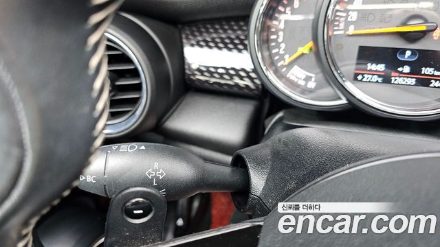 Mini Cooper Convertible 2018 — photo 29