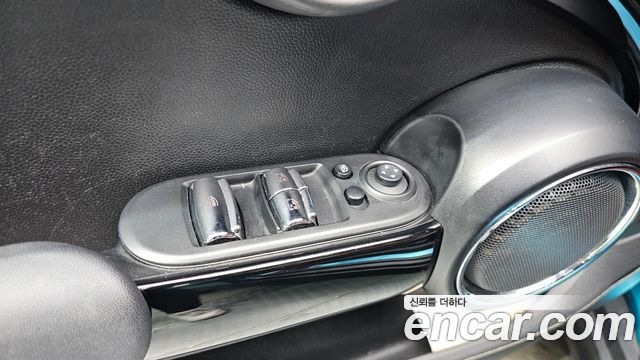 Mini Cooper Convertible 2018 — photo 30