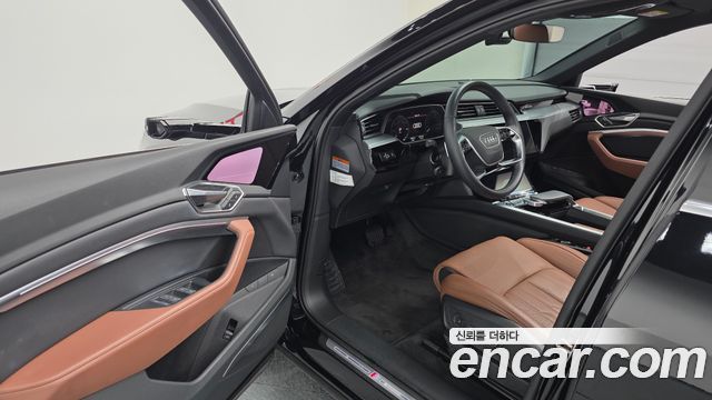 Audi e-tron 2023 — photo 10