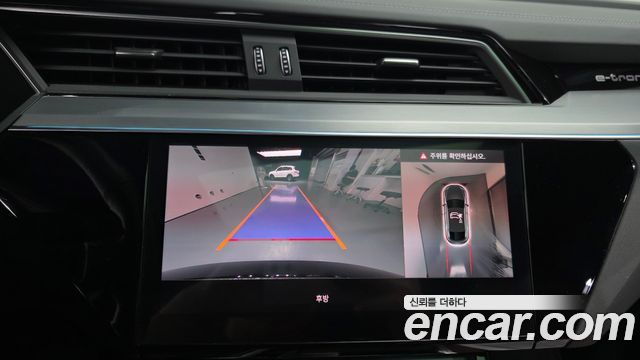 Audi e-tron 2023 — photo 16