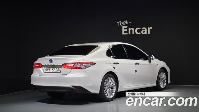 Toyota Camry 2019 — photo 2