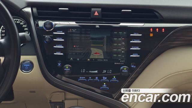 Toyota Camry 2019 — photo 29