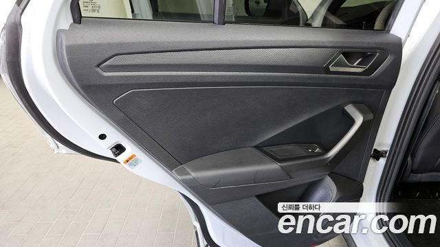 Volkswagen T-Roc 2021 — photo 15