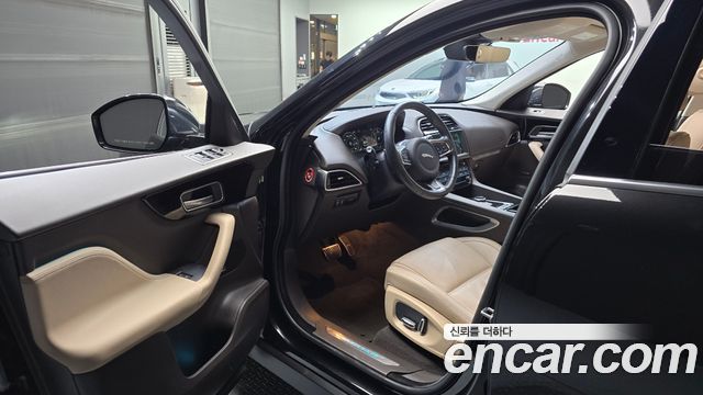 Jaguar F-PACE 2019 — photo 13