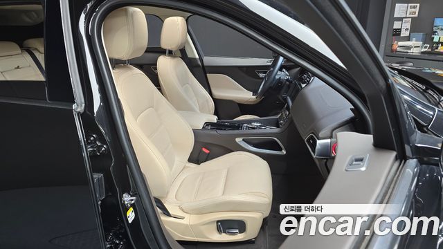 Jaguar F-PACE 2019 — photo 17