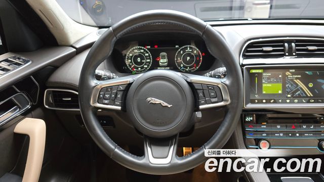 Jaguar F-PACE 2019 — photo 18