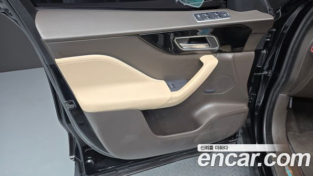 Jaguar F-PACE 2019 — photo 14