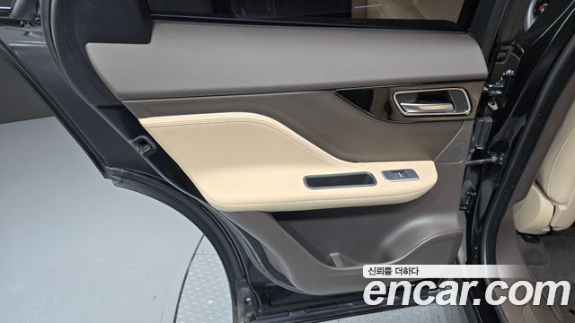 Jaguar F-PACE 2019 — photo 15