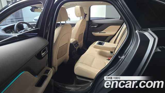 Jaguar F-PACE 2019 — photo 16