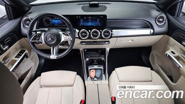 Mercedes-Benz GLB-Class 2024 — photo 10