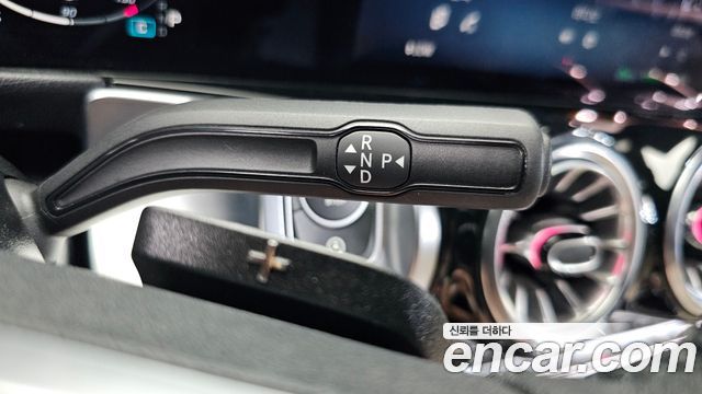 Mercedes-Benz GLB-Class 2024 — photo 12