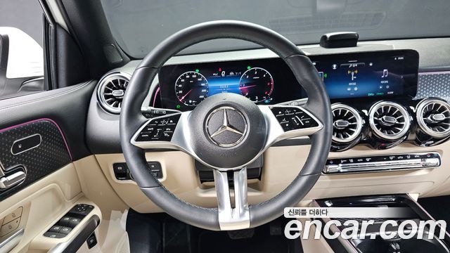Mercedes-Benz GLB-Class 2024 — photo 18