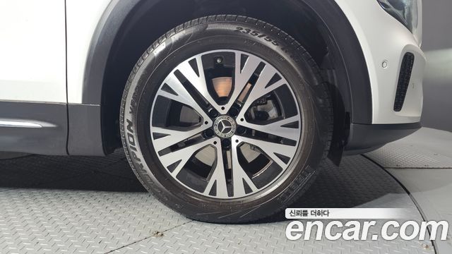 Mercedes-Benz GLB-Class 2024 — photo 7