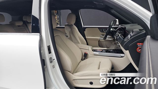Mercedes-Benz GLB-Class 2024 — photo 16