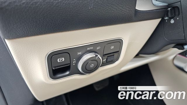 Mercedes-Benz GLB-Class 2024 — photo 27