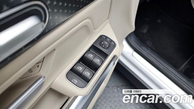 Mercedes-Benz GLB-Class 2024 — photo 28