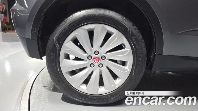 Jaguar E-PACE 2019 — photo 5