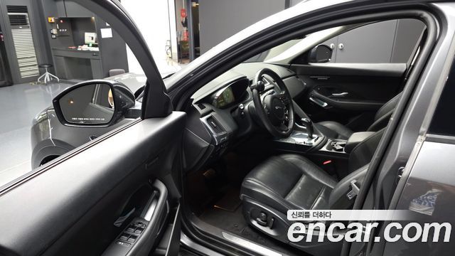 Jaguar E-PACE 2019 — photo 13