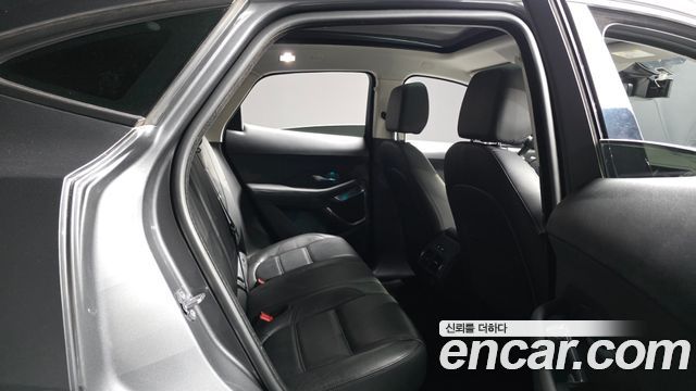 Jaguar E-PACE 2019 — photo 17