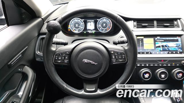 Jaguar E-PACE 2019 — photo 19